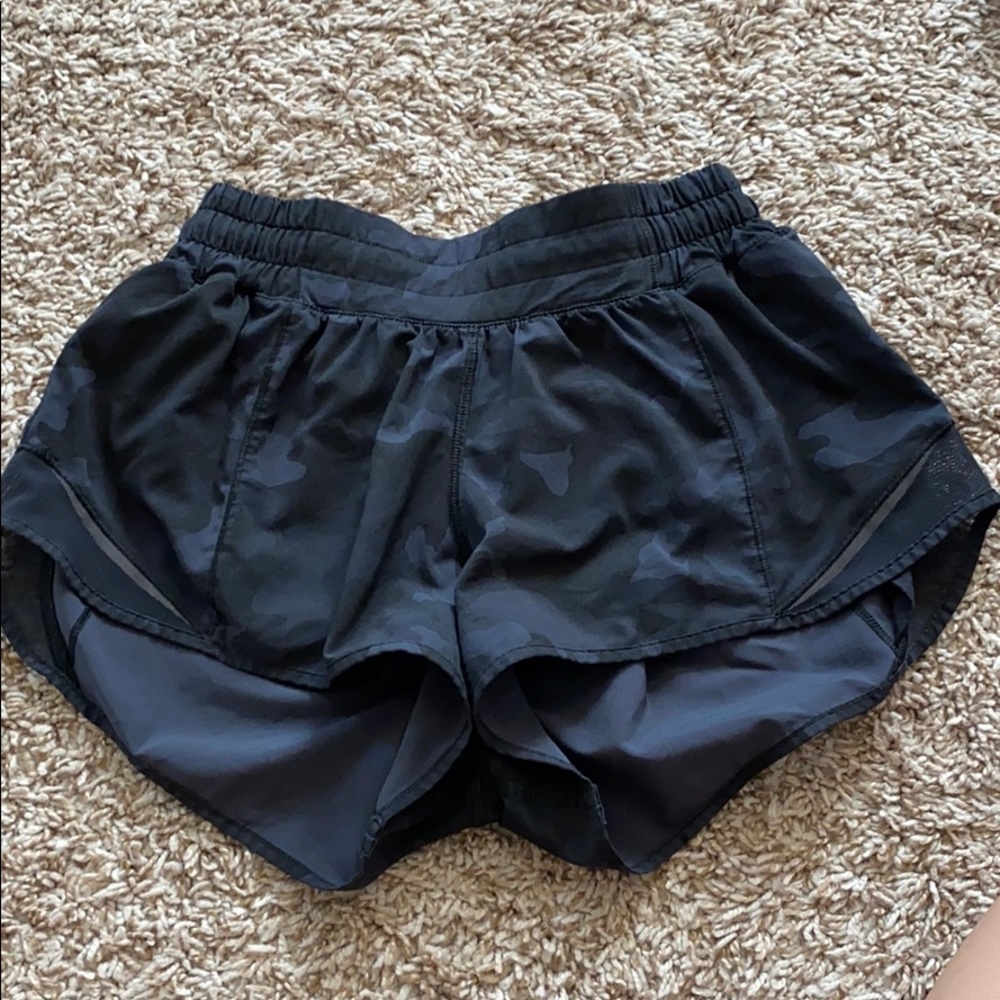 Lululemon camo shorts Hotty hot 2.5”